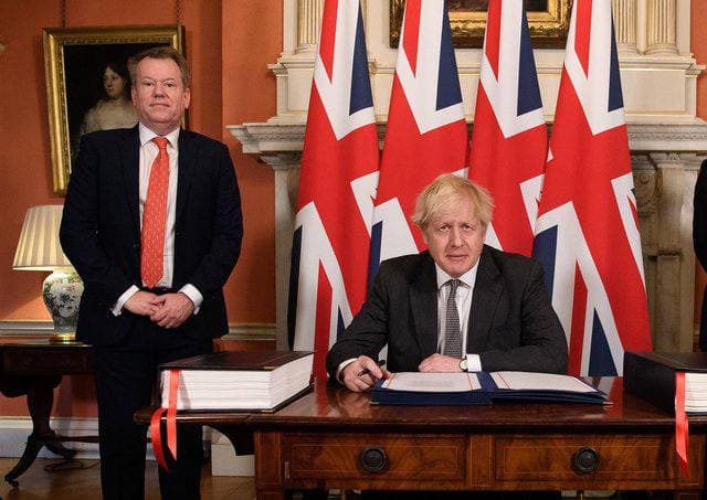Борис Джонсон на фоне флага Великобритании