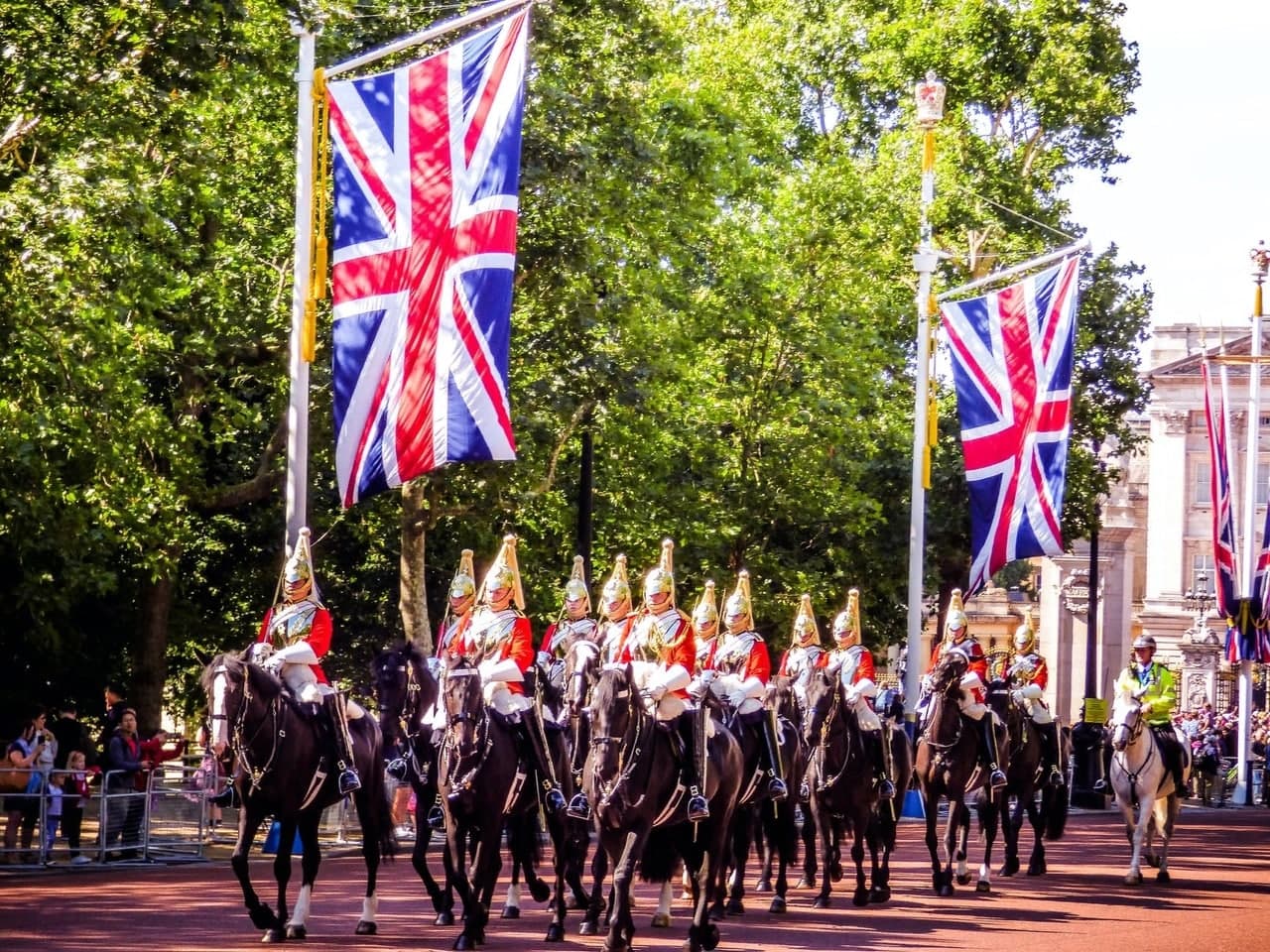 Конная гвардия с британскими флагами