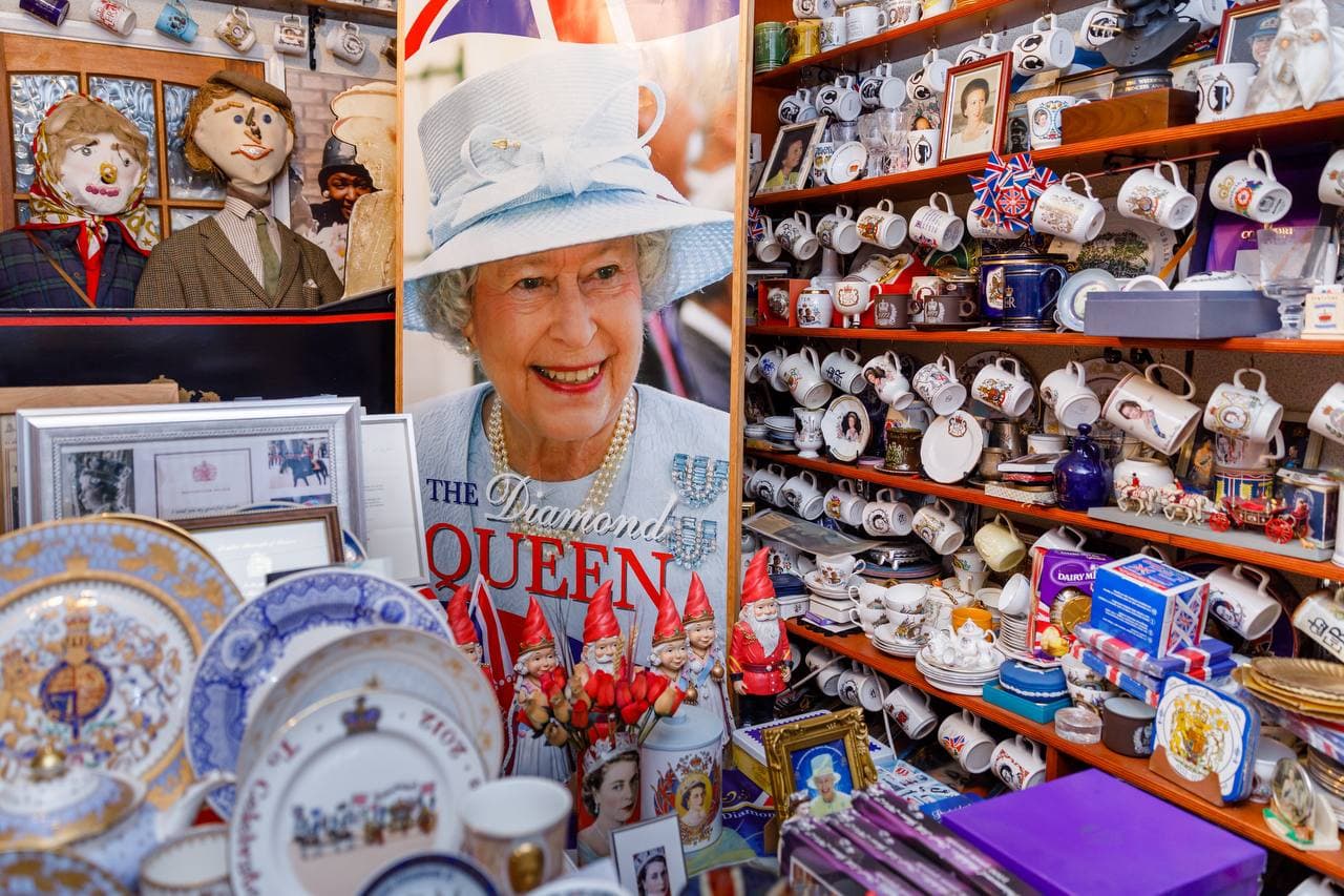 Плакат с королевой Елизаветой в сувенирном магазине